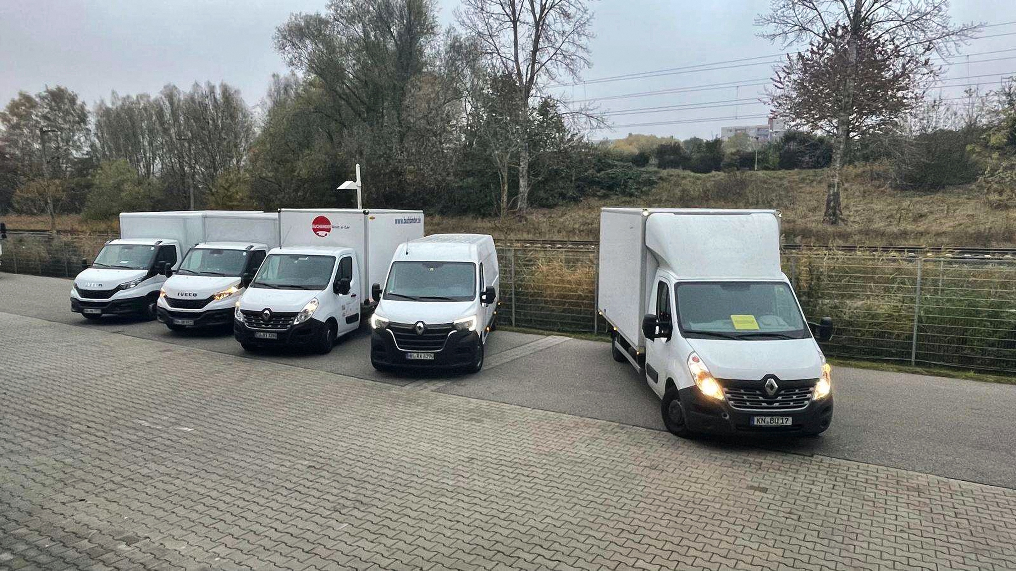 Mehrere BoReUm-Fahrzeuge auf einem Firmengelände