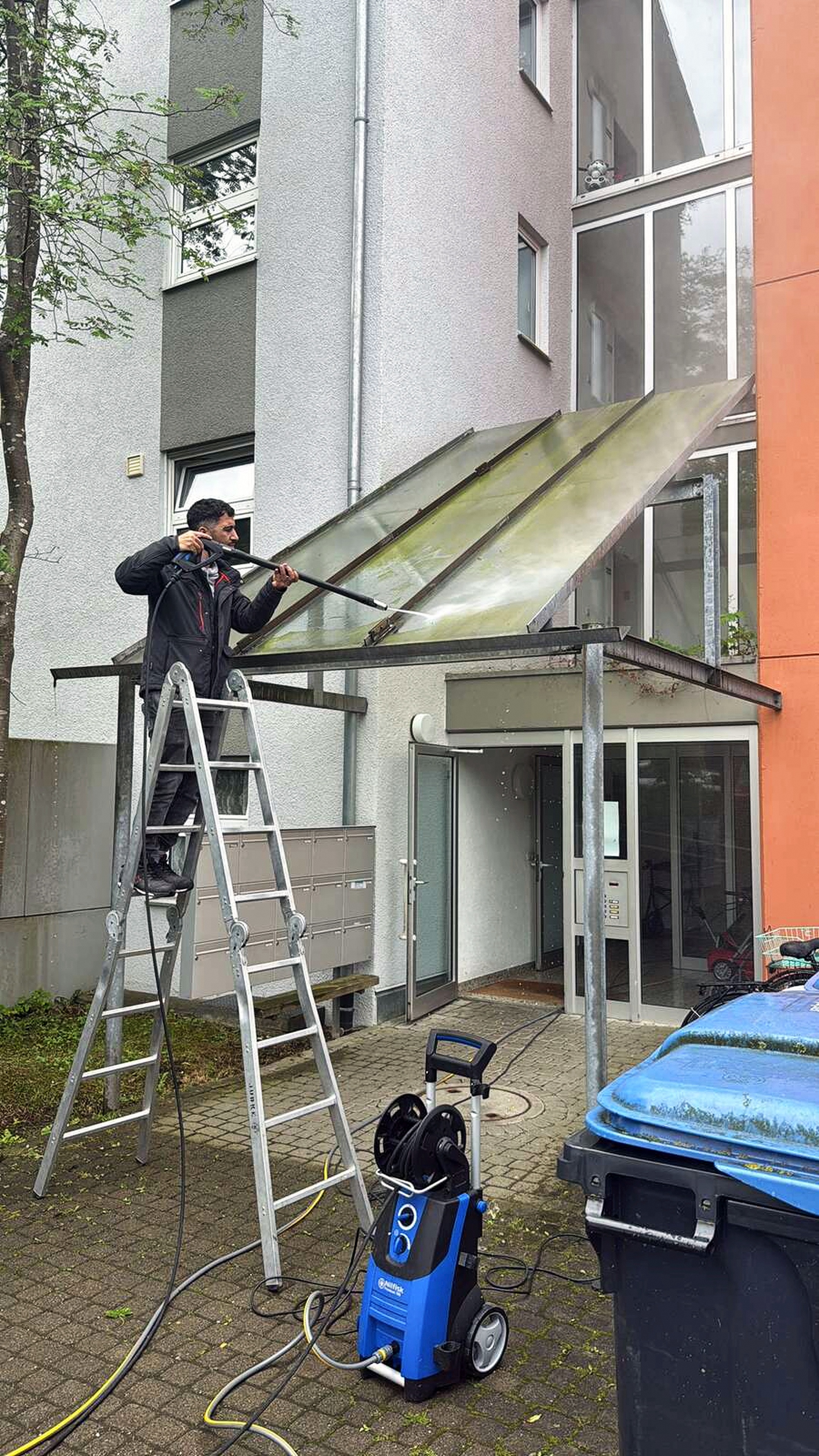 Mitarbeiter bei der Reinigung einer Glasüberdachung