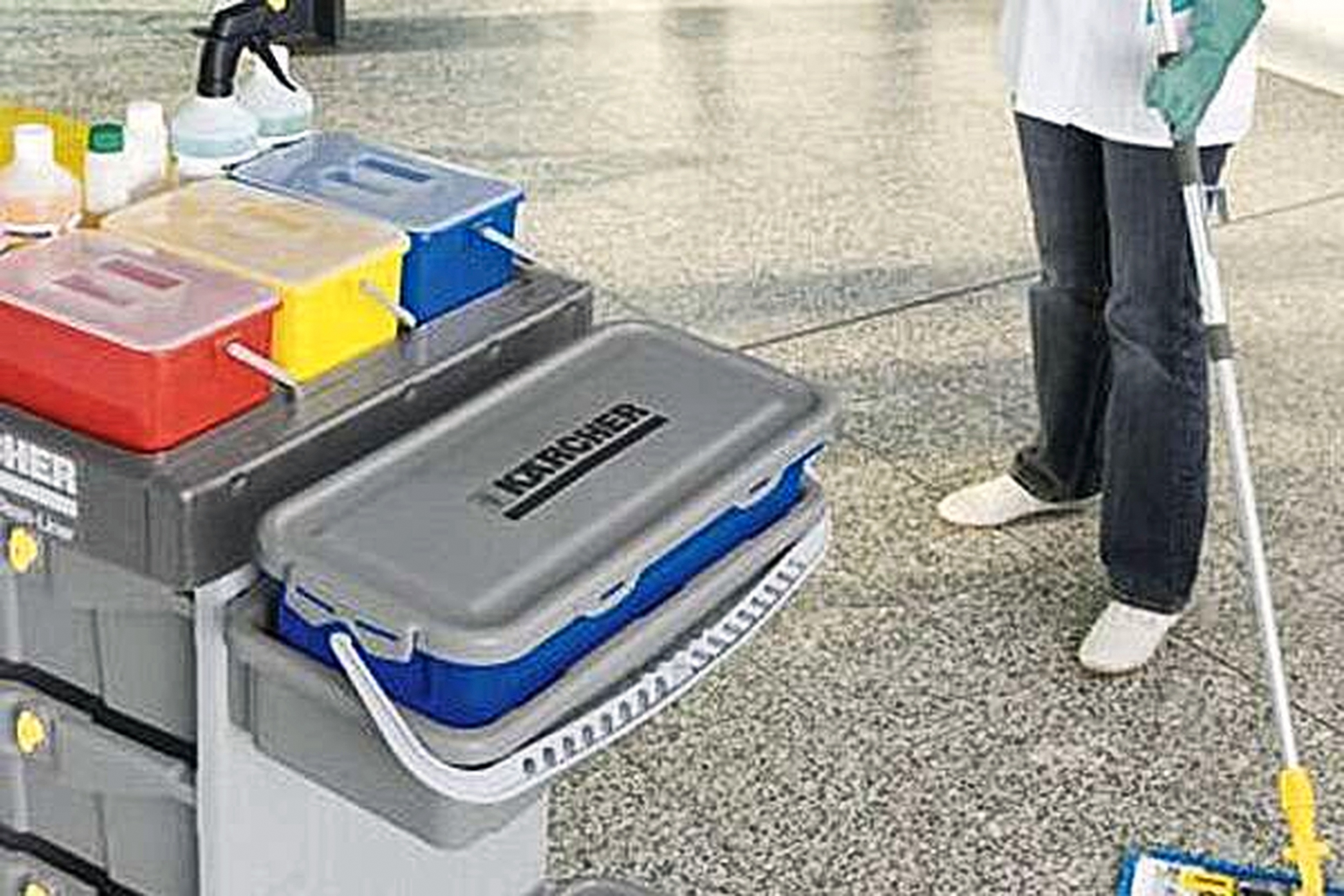Reinigungswagen und Wischmopp in einem Innenraum