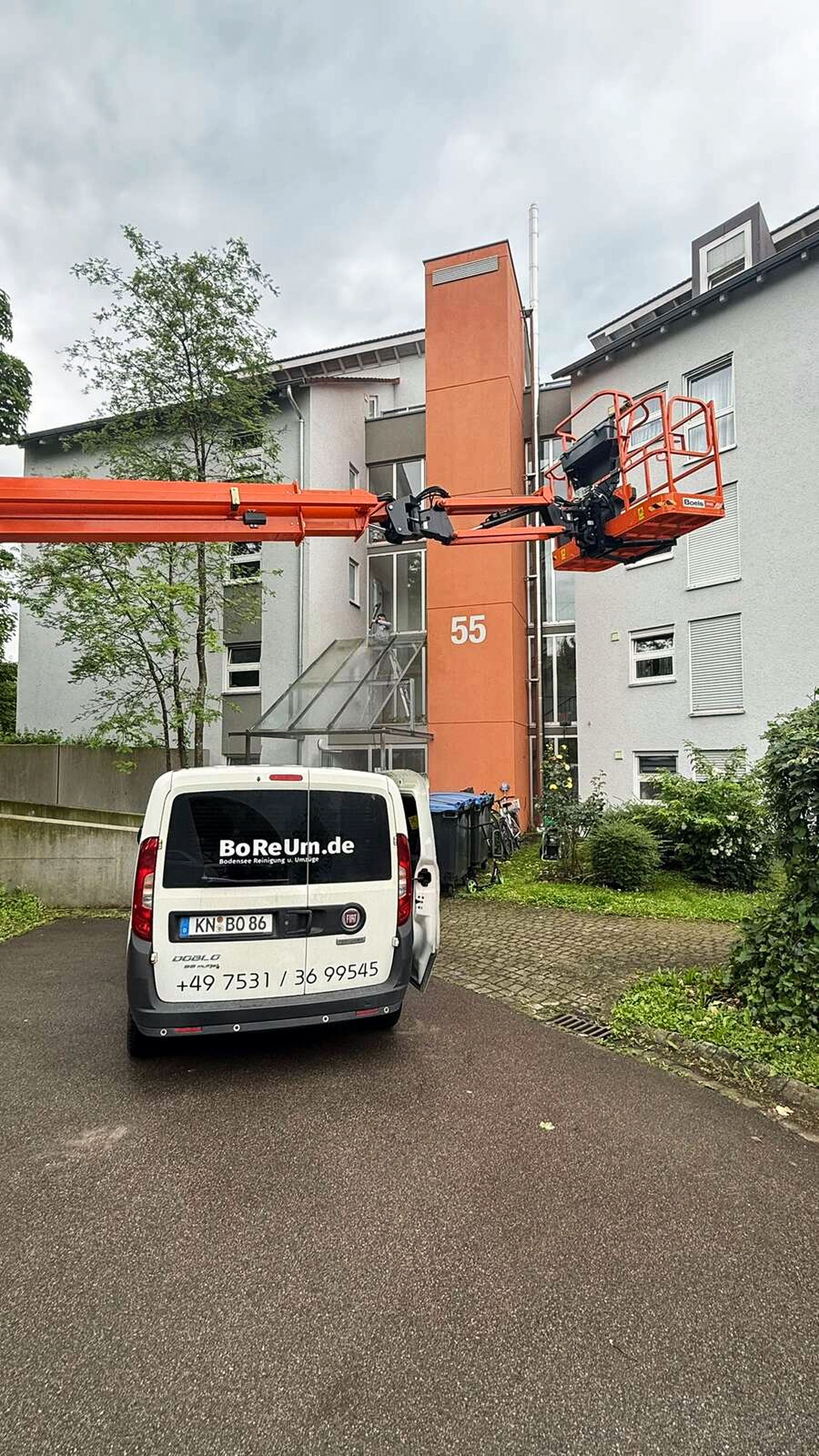 Reinigungsarbeiten an einer Gebäudefassade mit Hubarbeitsbühne