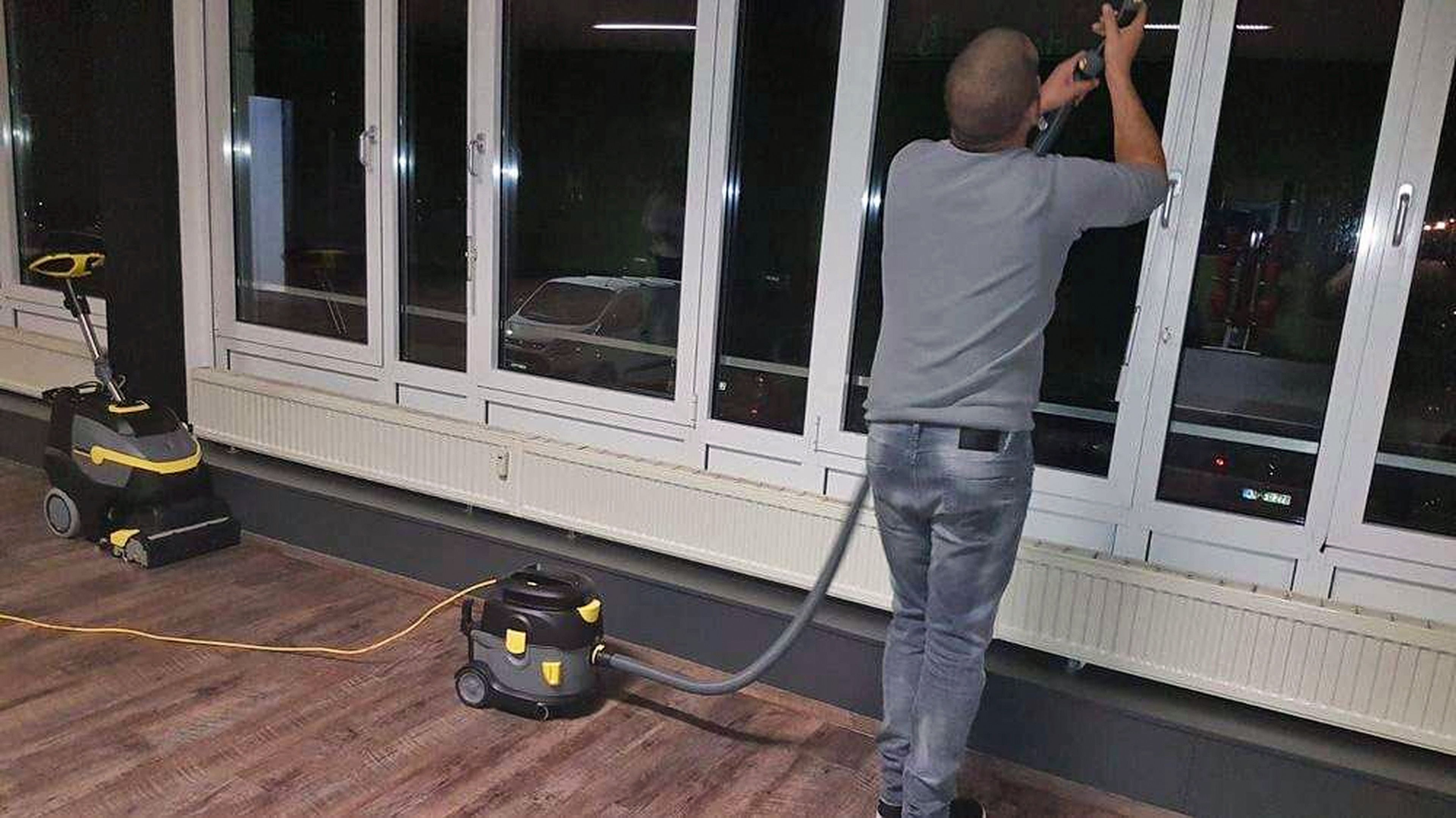 Mitarbeiter bei der Reinigung einer Fensterfront