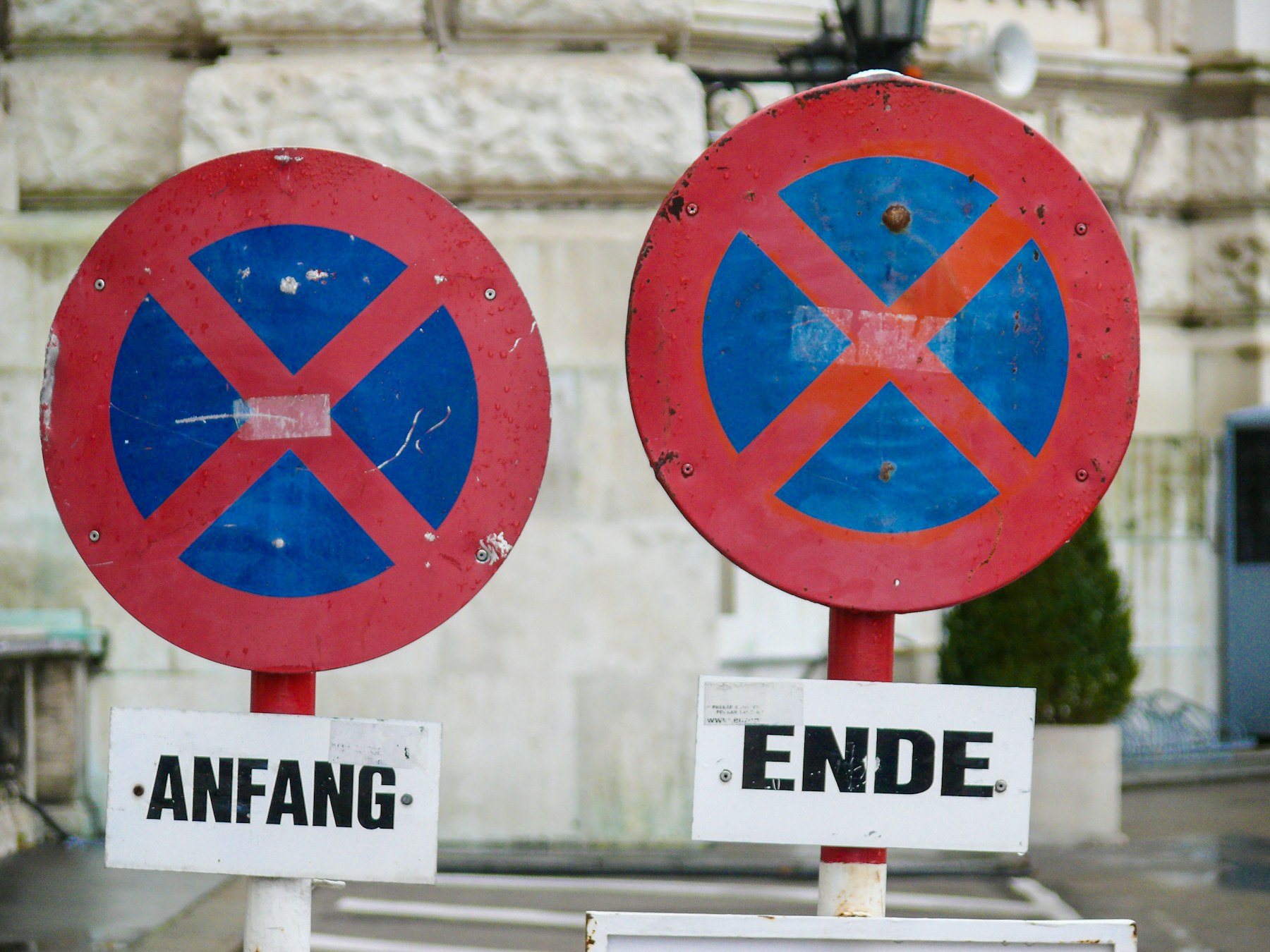 Zwei Halteverbotsschilder mit den Zusatztafeln Anfang und Ende am Straßenrand